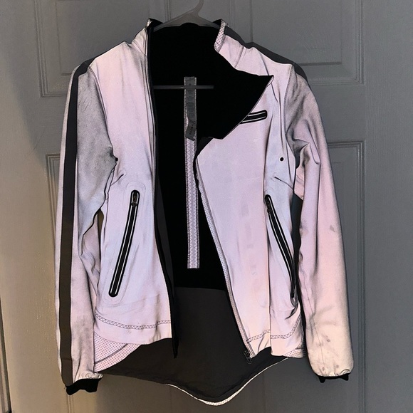 Lululemon Run: Reflective Jacket - Picture 9 of 12